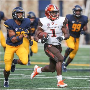 Bowling Green running back Andrew Clair scores a touchdown against Toledo.