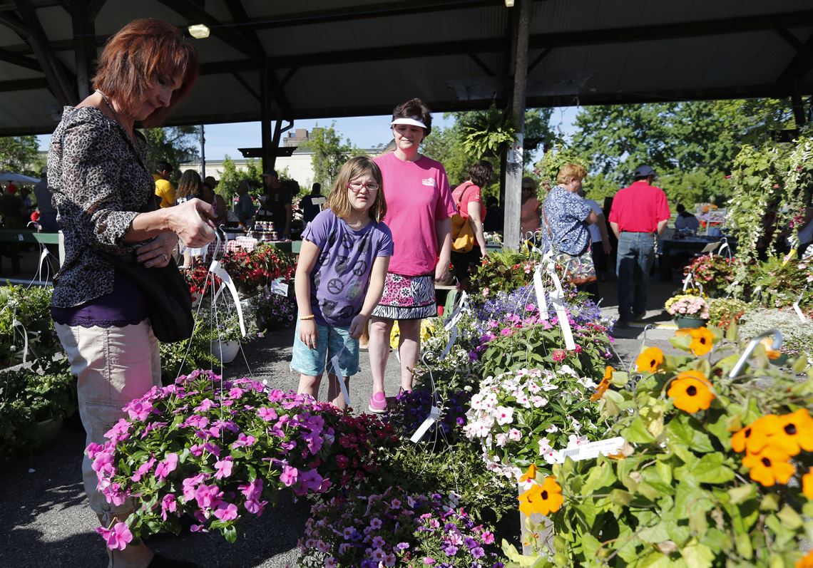 Flower Day Weekend Brings Out Blooms Artisans To Market Toledo Blade