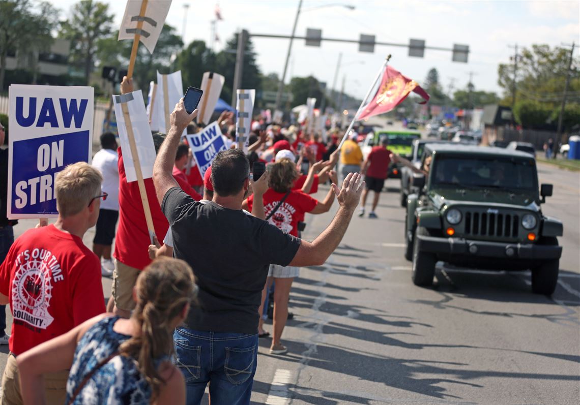Jeep Workers Other Unions Ride Out In Support Of Uaw Strikers The Blade