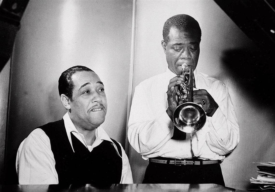 Louis Armstrong (Satchmo) Playing Trumpet T-Shirt Men / White / S