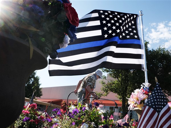 Flowers Bloom In Home Depot Parking Lot In Honor Of Officer Dia The Blade