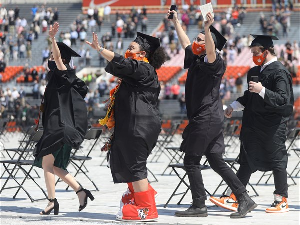 photo-gallery-bgsu-spring-commencement-the-blade