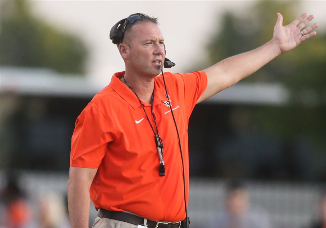 Arriba 55+ imagen bowling green head football coach Abzlocal.mx