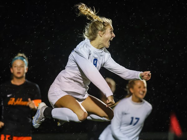 Anthony Wayne girls capture district soccer title with pressure ...