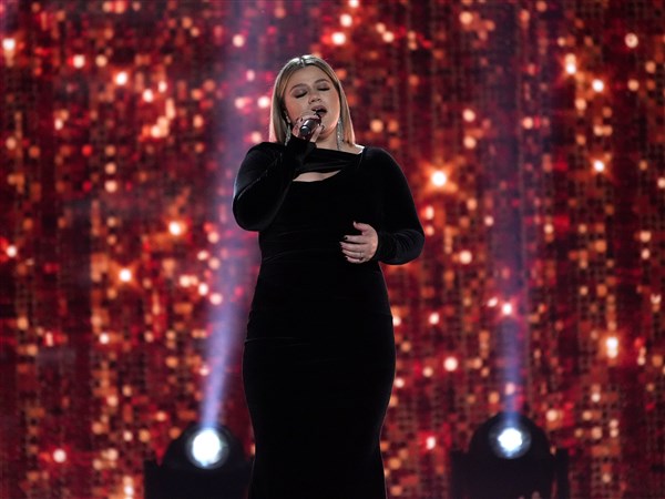 Kelly Clarkson reflects on 'American Idol' win 20 years ago | The Blade