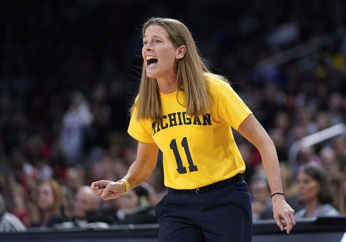 Arriba 79+ imagen michigan female coach Abzlocal.mx