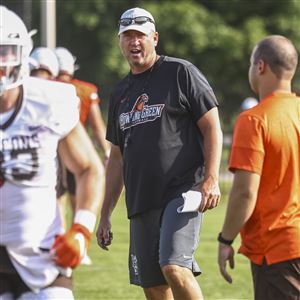 Bowling Green State University head coach Scot Loeffler gives instructions during football practice Wednesday, August 3, 2022, at Doyt Perry Stadium in Bowling Green.  (THE BLADE/JEREMY WADSWORTH)