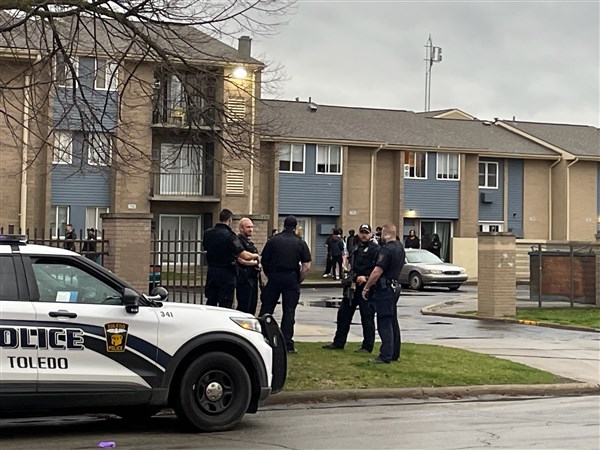 Teen hospitalized in North Toledo apartment shooting | The Blade