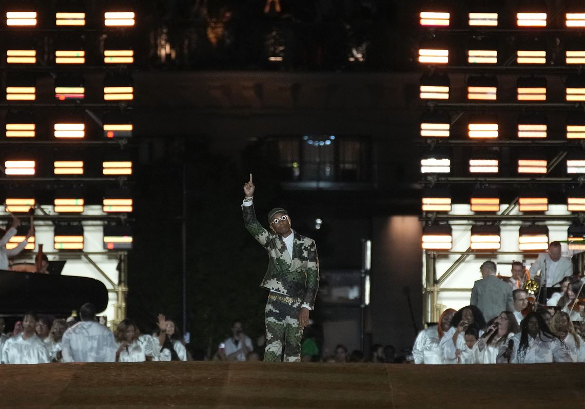 Louis Vuitton: the premiere of Pharrell Williams parades on Pont Neuf