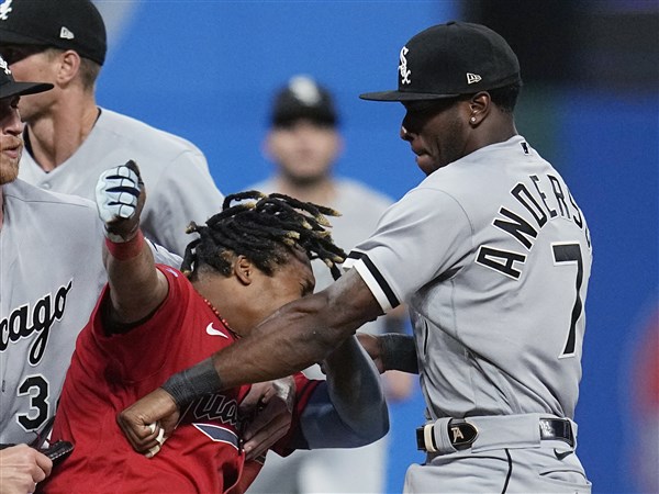 Jose Ramirez punches Tim Anderson in Guardians-White Sox brawl