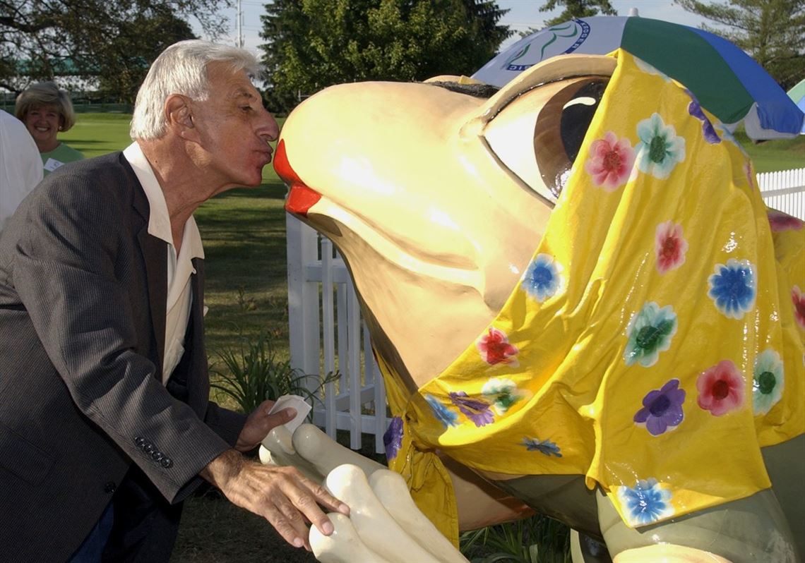 Frog Around Town: Jumpin' Jamie Farr frog bats eyes at Bittersweet