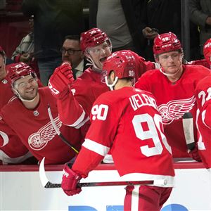 Walman scores in OT to lift Red Wings past Penguins