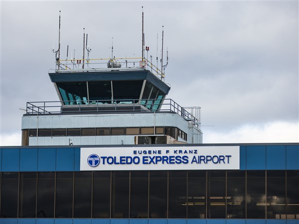 Runway accident temporarily closes Toledo airport
