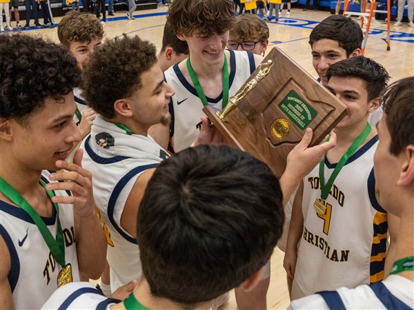Toledo Christian boys basketball cruises past Maumee Valley for district title