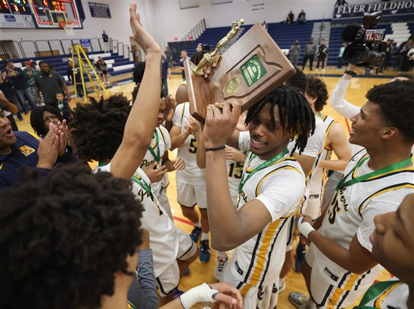 Whitmer edges Perrysburg in D-I boys district basketball final to keep tournament hopes alive