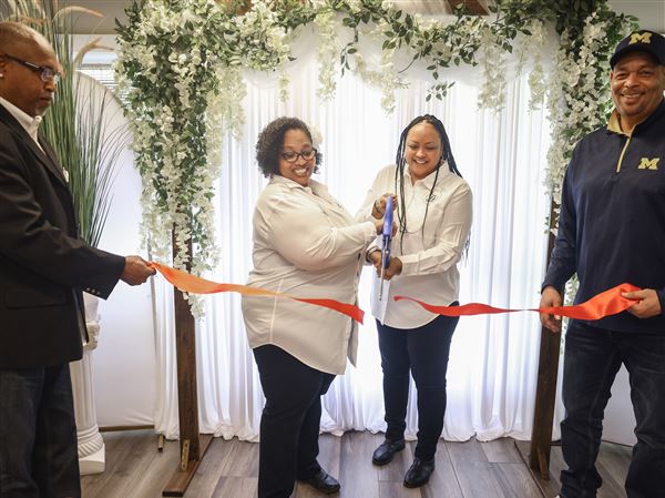 New wedding chapel brings a touch of Vegas to Springfield Township