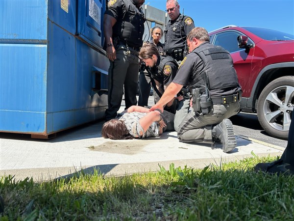 Deputy injured as woman attempts to flee arrest at courthouse | The Blade
