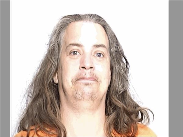 Policija aretirala več oseb zaradi drog, orožja in javnega reda