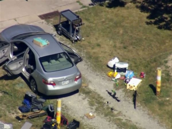 Policist v ZDA podlegel po napadu med kosilom; drugi oblasti pregledajo strelca