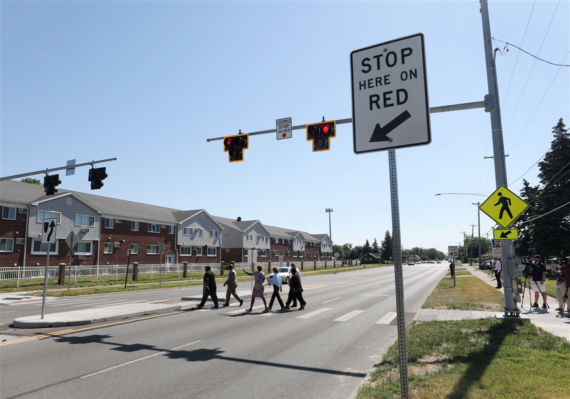 Editorial: Prioritize pedestrian safety at crossings | The Blade, image size:1140x797