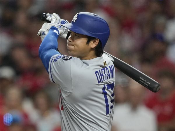 Ohtani's two-run double extends hitting streak as Dodgers defeat Reds 5-2