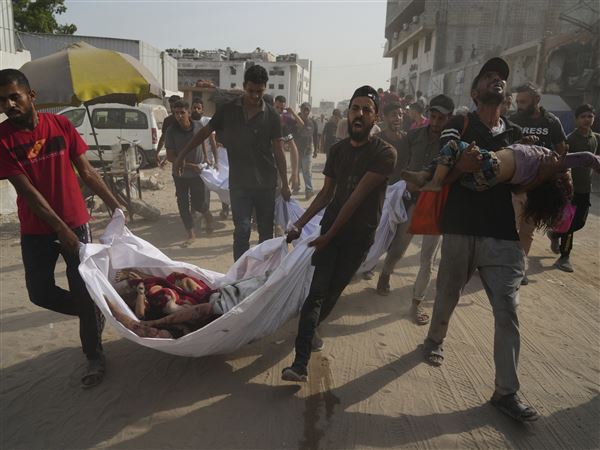 Israeli strikes kill journalists and aid-seekers as Australia backs Palestinian statehood