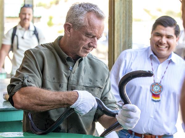 RFK mlajši prekinil financiranje raziskav cepiv mRNA, kar je sprožilo zaskrbljenost in zmedo.
