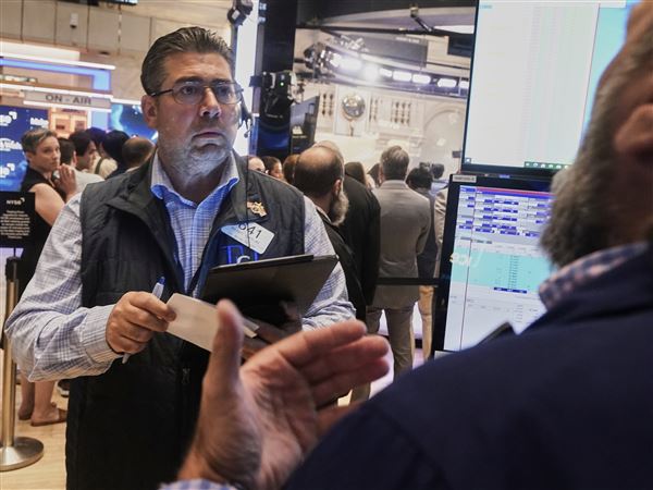 Wall Street holds at a standstill near its record heights