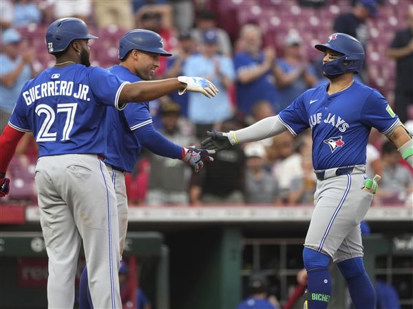 Springerjeva dva domača teka pomagala Blue Jays premagati Reds s 12-9