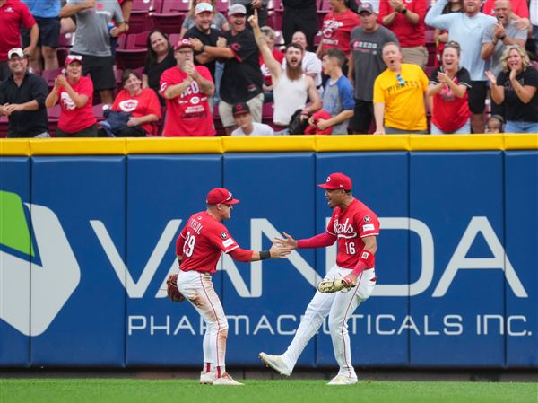 Mart&#233; robs Reynolds of tying homer in 9th, Reds beat Pirates 2-1 and close on Mets for wild card