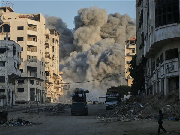 Netanjahu pred srečanjem s Trumpom napovedal načrt za prekinitev ognja, število žrtev v Gazi preseglo 66.000