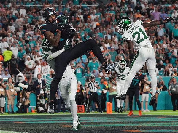 Dolphins beat Jets 27-21; Tyreek Hill suffers serious knee injury