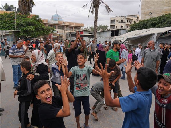Thousands of Palestinians return to what remains of their homes as Gaza ceasefire takes effect
