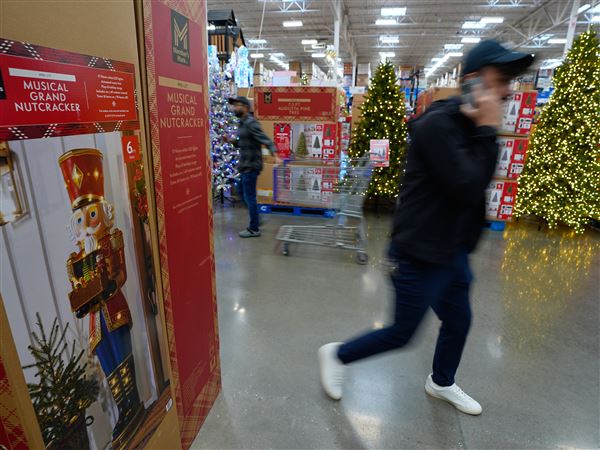 Negotovost glede gospodarstva in carin povzroča previdnost pri zaposlovanju v maloprodaji pred prazniki