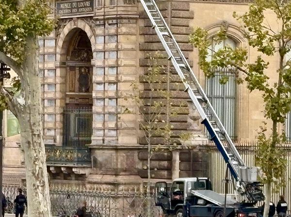 Thieves strike Louvre in daring jewel heist