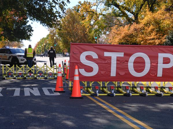 Demokrati okrepljeni po volilnih zmagah, Trump pritiska na republikance glede zaustavitve vlade.