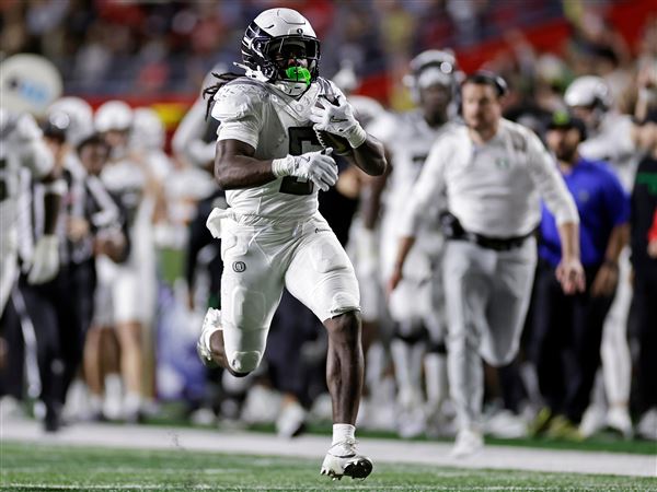Oregon running back Noah Whittington (6) runs with the ball on his way to a touchdown during the first half against Rutgers on Oct. 18 in Piscataway, N.J.