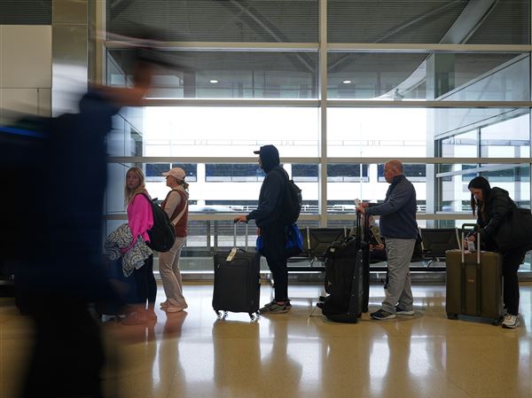 U.S. airlines' daily cancellations top 2,000 for first time since shutdown cuts began