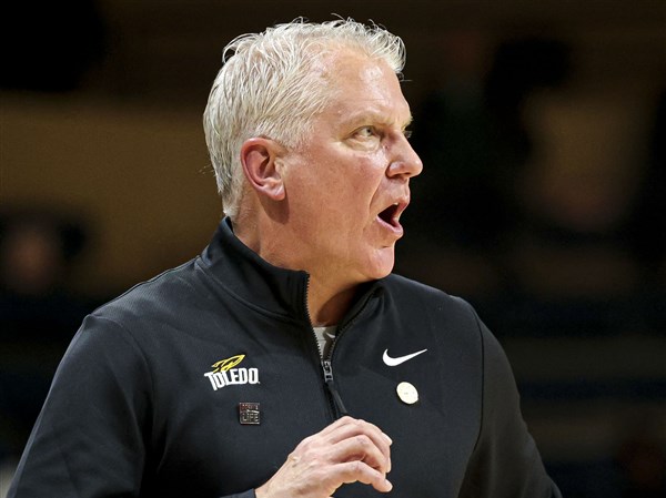 Kowalczyk secures 300th win as Toledo tops Troy in Coconut Hoops tournament