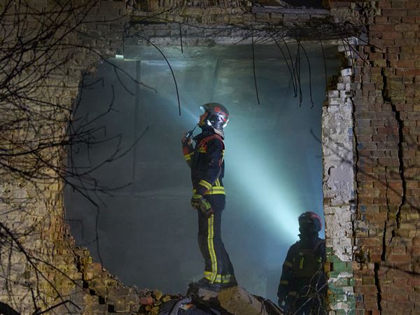 Ruski napadi v Ukrajini zahtevali najmanj tri življenja, medtem ko se nadaljujejo diplomatska prizadevanja