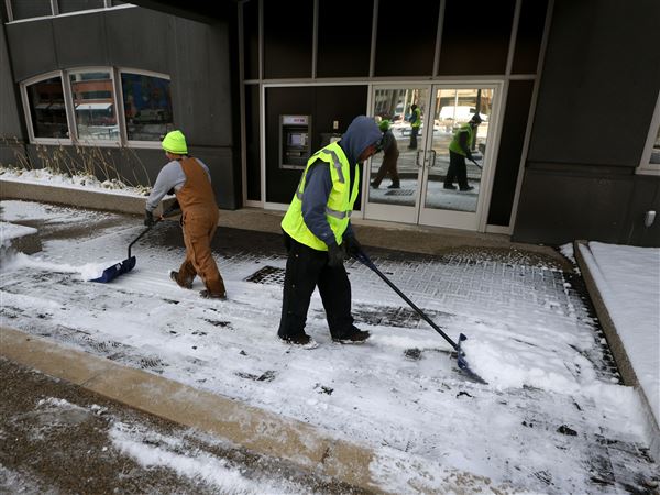 City pauses leaf pickup, monitors road conditions as snow falls