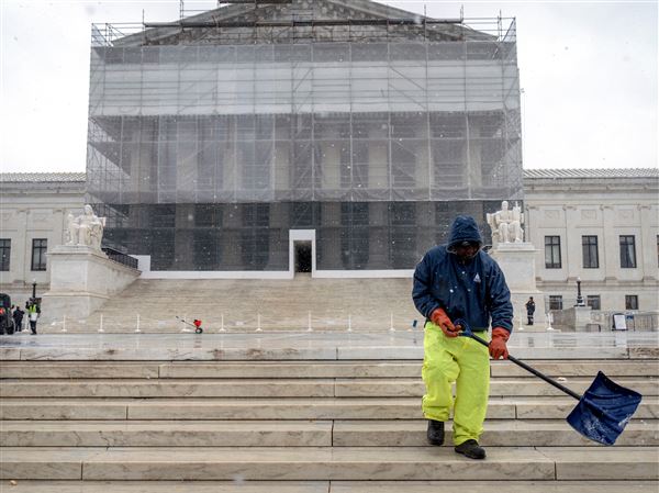 Vrhovno sodišče ZDA obravnava republikansko pritožbo glede omejitev porabe strank in nakazuje podporo Trumpovi moči odpuščanja.