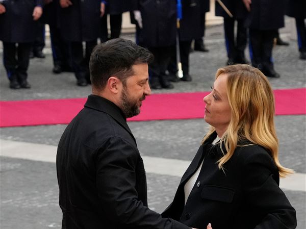 Zelensky reaffirms his refusal to cede land to Russia as he rallies European support