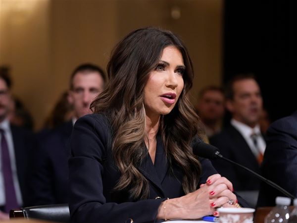 Sekretarka za domovinsko varnost Kristi Noem pred preiskavo zaradi migracijske politike