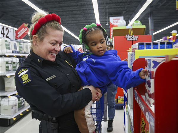 Photo Gallery: Law enforcement officers brighten children&#39;s holiday seasons