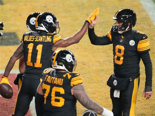 Aaron Rodgers and Steelers freeze out Dolphins, stay atop AFC North with 28-15 win