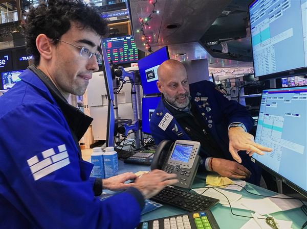 Delnice rasle ob začetku tedna, polnega gospodarskih poročil, medtem ko je Wall Street drsel navzdol