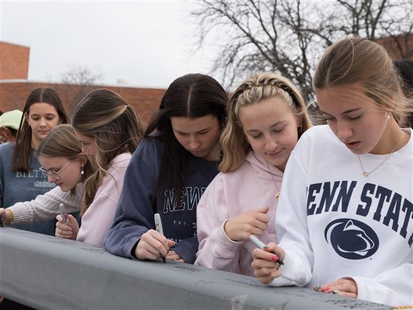 Bowling Green students sign steel beam for new high school