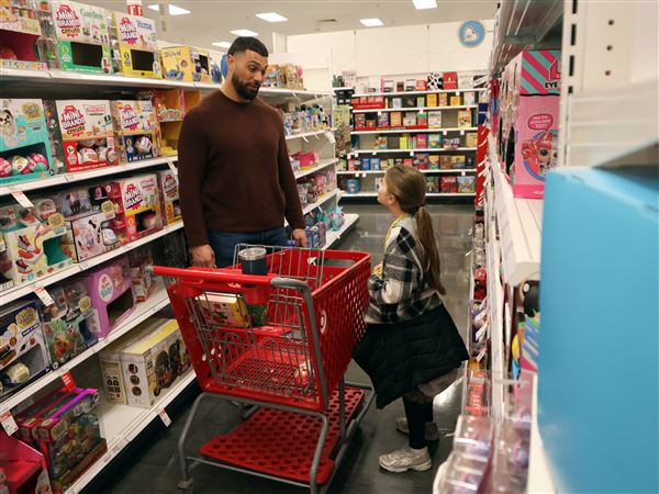 NFL player treats 75 Washington Local students to shopping spree
