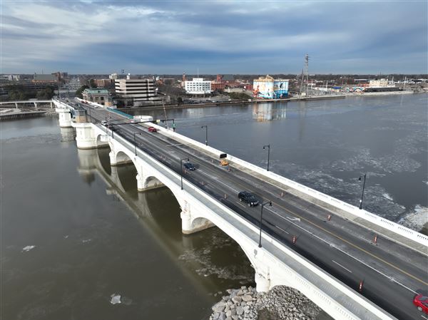 King Bridge lighting, mechanical work keeps lanes closed; adjoining Riverwalk phase advances